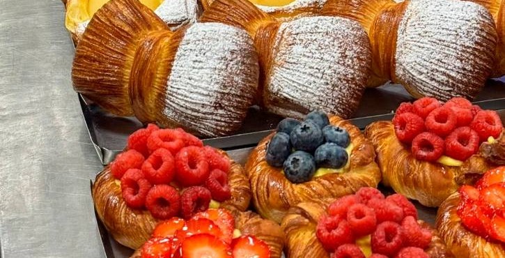 Vassoio di danesi assortiti con lamponi, mirtilli, fragole e crema pasticcera.