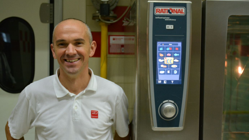 "Il lavaggio automatico garantisce a me ed al mio staff il 100% di sicurezza, niente più prodotti liquidi e rischi di infortunio. Lavare il SelfCookingCenter è semplicissimo, perchè di fatto, si lava da solo!"