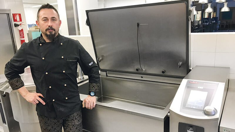 “Avere il VarioCookingCenter<sup>®</sup> di RATIONAL equivale ad avere cinque chef nascosti in un‘unica unità“