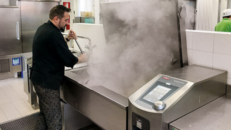 “Ciò che fa la differenza in RATIONAL è che capisce le esigenze del cliente e le trasforma in apparecchiatura da cucina“