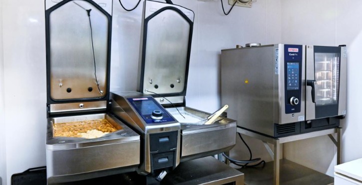 モダンなベーカリーキッチンに設置されたRATIONAL iVario ProとRATIONAL iCombi Pro。