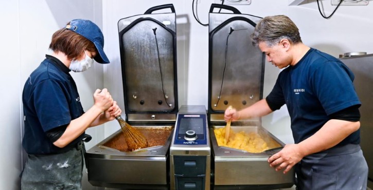 2台のRATIONAL iVario Proでフルーツフィリングを調理するベーカリーチーム。