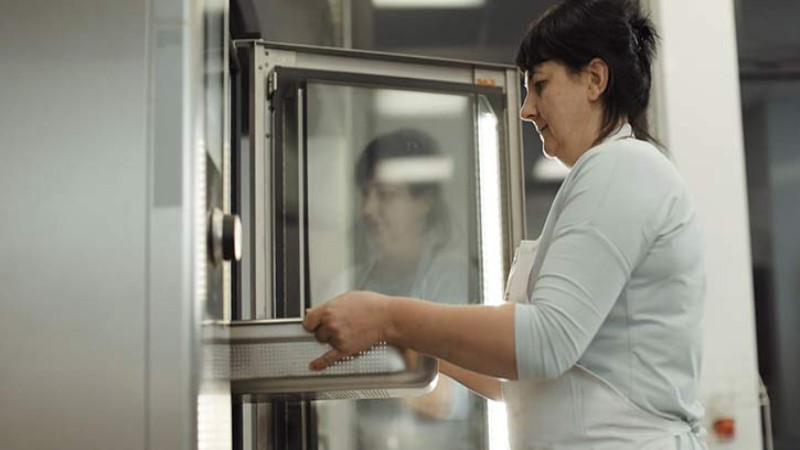 Dzieci spożywają posiłki na stołówce, w spokojnej i miłej atmosferze. Posiłki podawane są o regularnych porach na ładnej i ujednoliconej zastawie. Wpływa to korzystnie na kształtowanie prawidłowych nawyków żywieniowych.