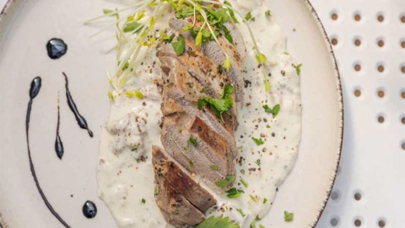 Restauracja New Corner specjalizuje się w kuchni śródziemnomorskiej z nutą regionalnych wpływów.