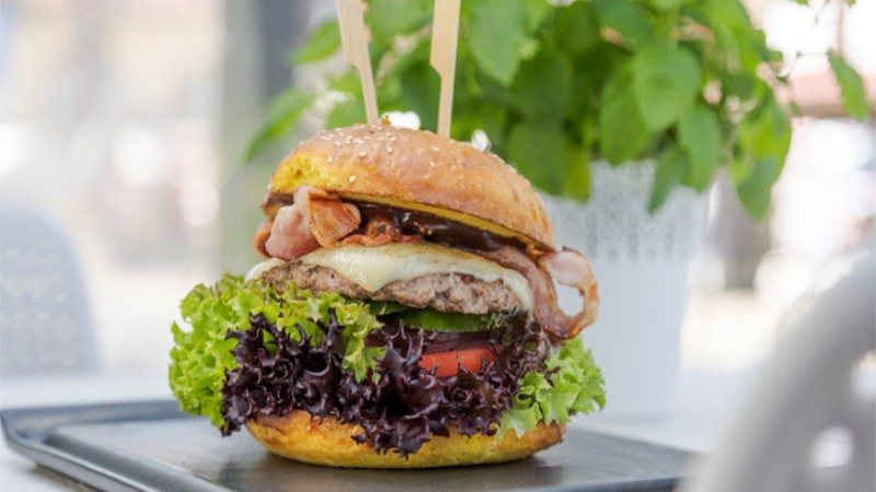 Restauracja New Corner specjalizuje się w kuchni śródziemnomorskiej z nutą regionalnych wpływów.