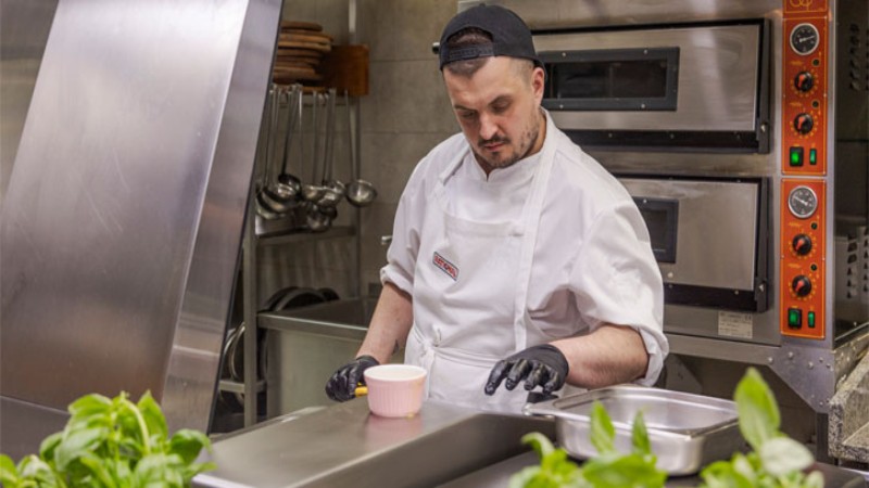 Restauracja New Corner specjalizuje się w kuchni śródziemnomorskiej z nutą regionalnych wpływów.