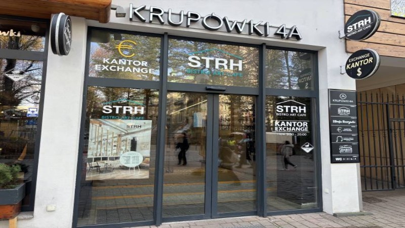 Wejście do STRH Bistro Art Café i kantoru przy Krupówki 14A w Zakopanem.