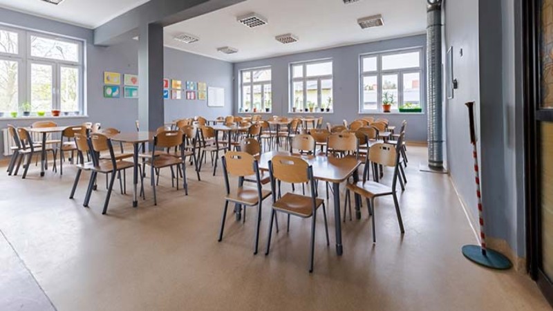 Spożywanie posiłków w szkole wpływa na dobre samopoczucie, koncentrację i kształtuje prawidłowe nawyki żywieniowe.