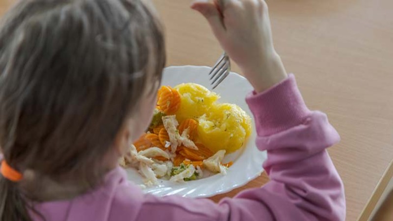 Spożywanie posiłków w szkole wpływa na dobre samopoczucie, koncentrację i kształtuje prawidłowe nawyki żywieniowe.