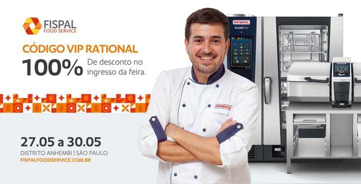 Chef sorridente em frente ao RATIONAL iCombi Pro forno combinado e ao sistema de cocção RATIONAL iVario Pro.
