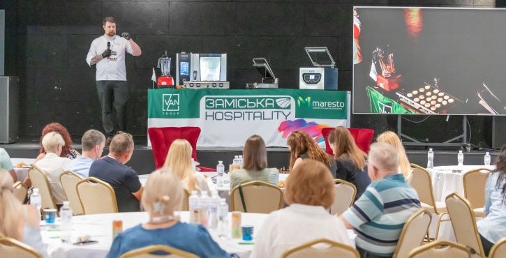 Учасники конференції позують біля партнерської фотозони Horeca Masters.