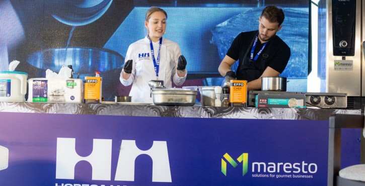 Шеф-кухарі проводять кулінарну демонстрацію поруч із RATIONAL iCombi Pro Пароконвектоматом.