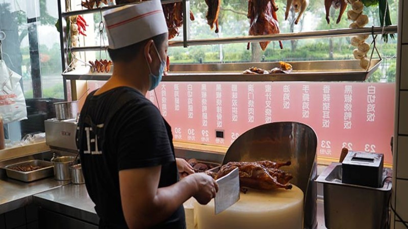“使用传统的烧腊炉烹饪烧鹅费力且效率无法满足需求，我们发现了RATIONAL 莱欣诺<sup>®</sup> 的智能烹饪能够很好的与传统烹饪结合“