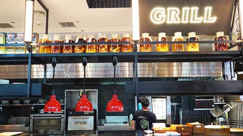 “iCombi Pro 膳酷盛不仅操作简单，更让我们的出餐效率有了提升。解决了传统烹饪设备升温速度慢，需要人工监管提前开启设备的问题。无论是烤鸡、烤鱼还是烤肋排，都能轻松驾驭，完美出品的同时还节约了能耗。“