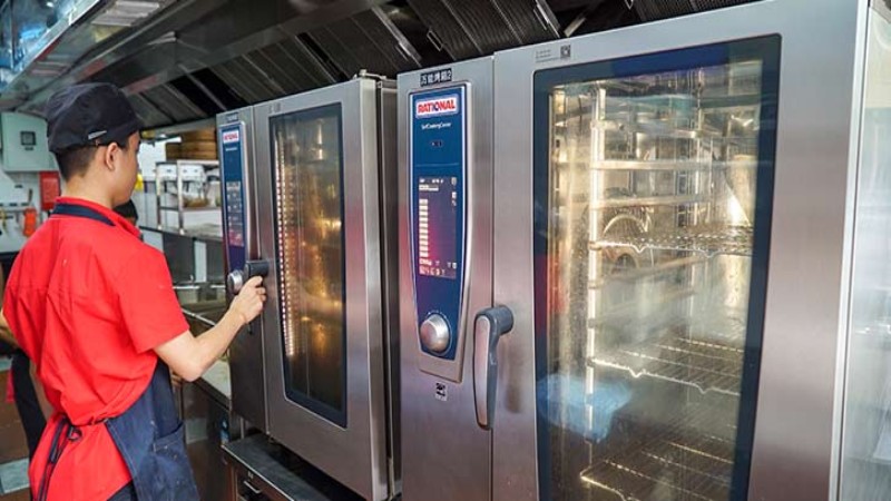 “我们还使用SelfCookingCenter膳酷盛预约烹饪粥品，只需要设定完成，员工就可以离岗，这样的方式帮助我们有效降低人力成本。“ 