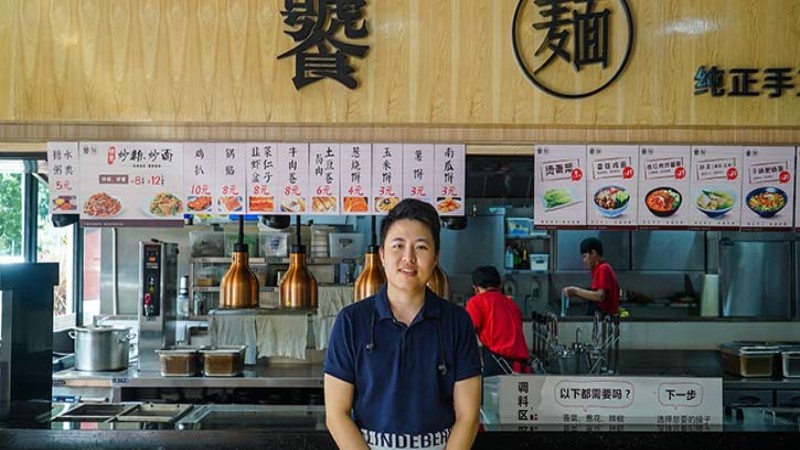 “我们还使用SelfCookingCenter膳酷盛预约烹饪粥品，只需要设定完成，员工就可以离岗，这样的方式帮助我们有效降低人力成本。“ 
