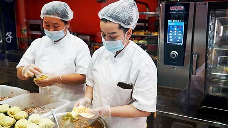 “使用 iCombi Pro膳酷盛 智能设备后出品效率更快、占地面积小。是牧梵曦·羊排烤包子每一家商圈门店的标配。“
