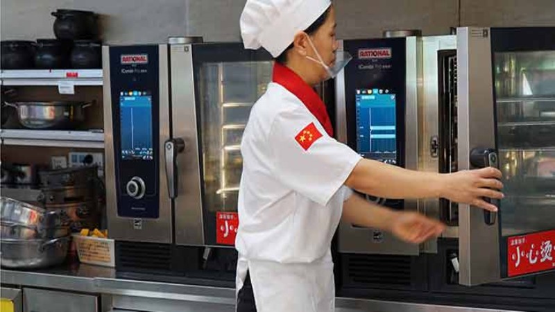 “iCombi Pro 膳酷盛解决了我们长期以来羊排明火烤制时间长、火候难掌握的问题。通过iDensityControl的精准温控,即便是厨工也能轻松上手,确保每一块孜然羊排鲜香柔嫩,唇齿留香,满足了我们对品质的高要求。“