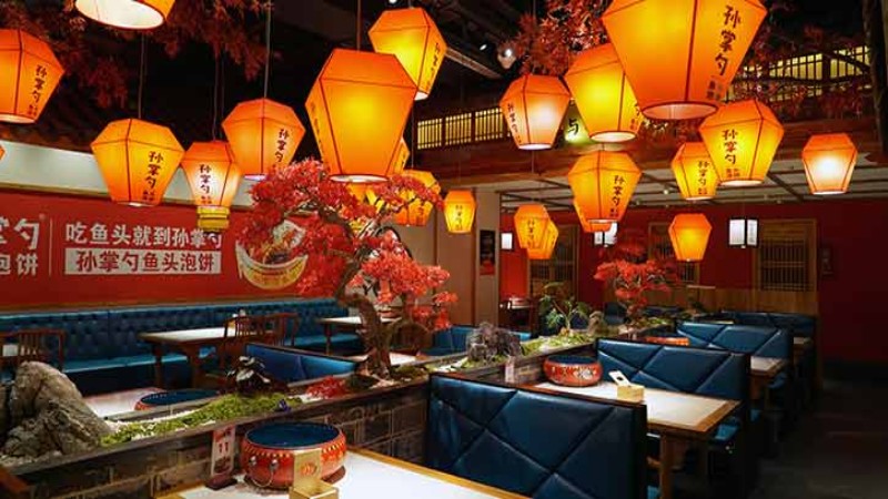 “iCombi Pro 膳酷盛解决了我们长期以来羊排明火烤制时间长、火候难掌握的问题。通过iDensityControl的精准温控,即便是厨工也能轻松上手,确保每一块孜然羊排鲜香柔嫩,唇齿留香,满足了我们对品质的高要求。“