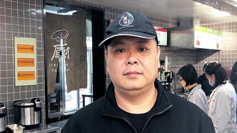 “我们的员工对万能蒸烤箱的接受度非常高,我们坚信这套模式将来一定会在中式快餐当中成为一个生力军。“