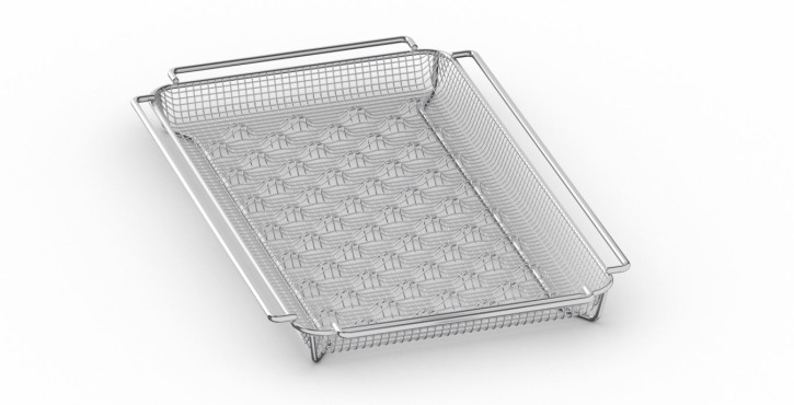 Panier à frire en acier inoxydable avec fond perforé, sur fond blanc.