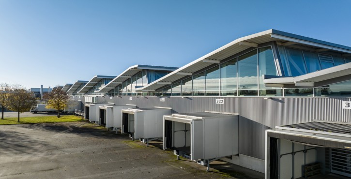 Centro logístico moderno de RATIONAL con techos de cristal y rampas de carga.