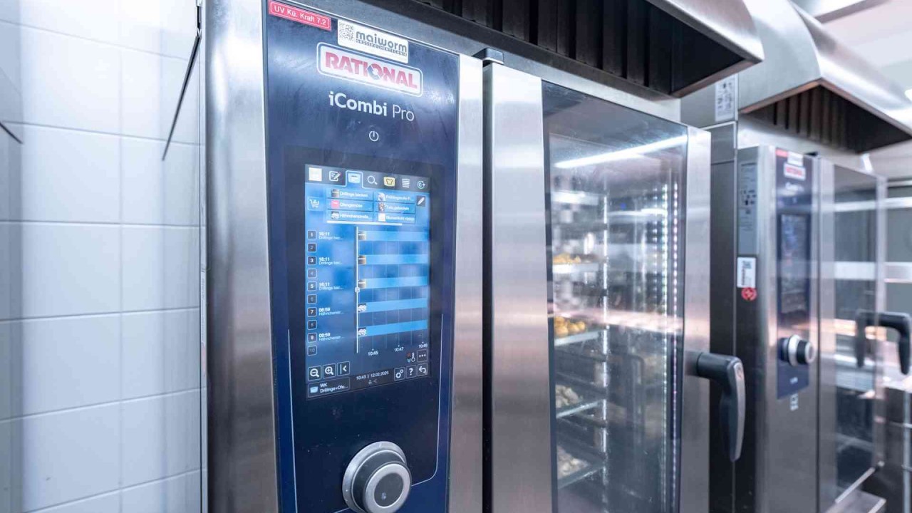 Nahaufnahme des RATIONAL iCombi Pro Kombidämpfers mit Touch-Bedienfeld.