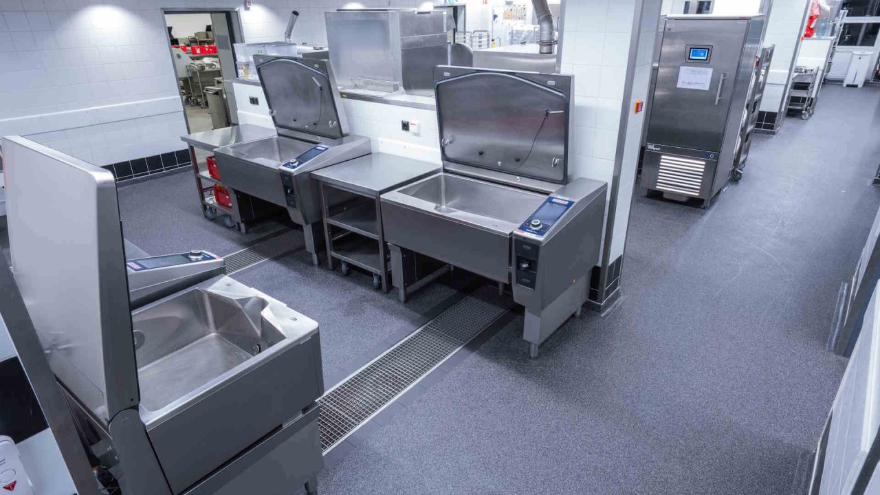 Großküche mit mehreren betriebsbereiten RATIONAL iVario Pro Geräten.