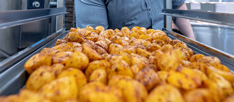 Ofenfrische Kartoffeln auf Blech aus dem RATIONAL iCombi Pro Kombidämpfer.
