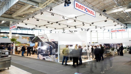 Rational Messestand mit Besuchern auf der Internorga 2022.