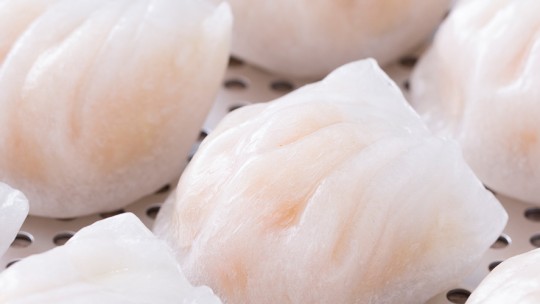 蒸虾点心特写，展示其精致的半透明包装