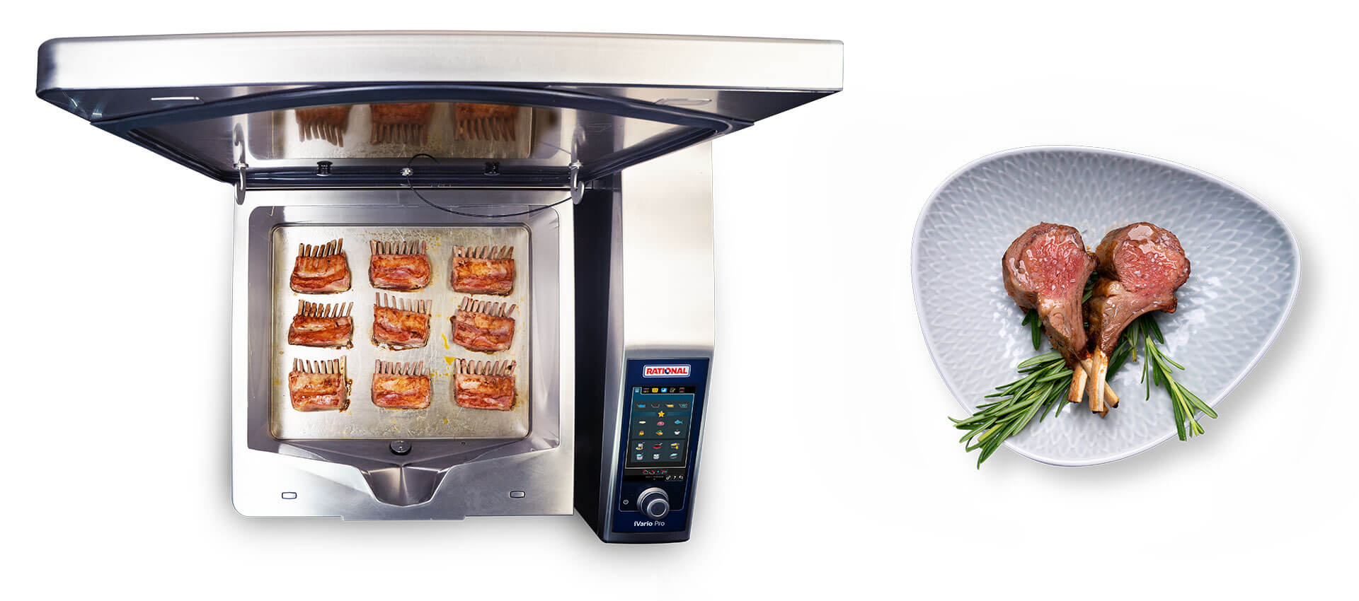 Un appareil de cuisson Rational iVario Pro L avec des côtelettes d'agneau à l'intérieur et un plat d'agneau sur un plat décoratif.