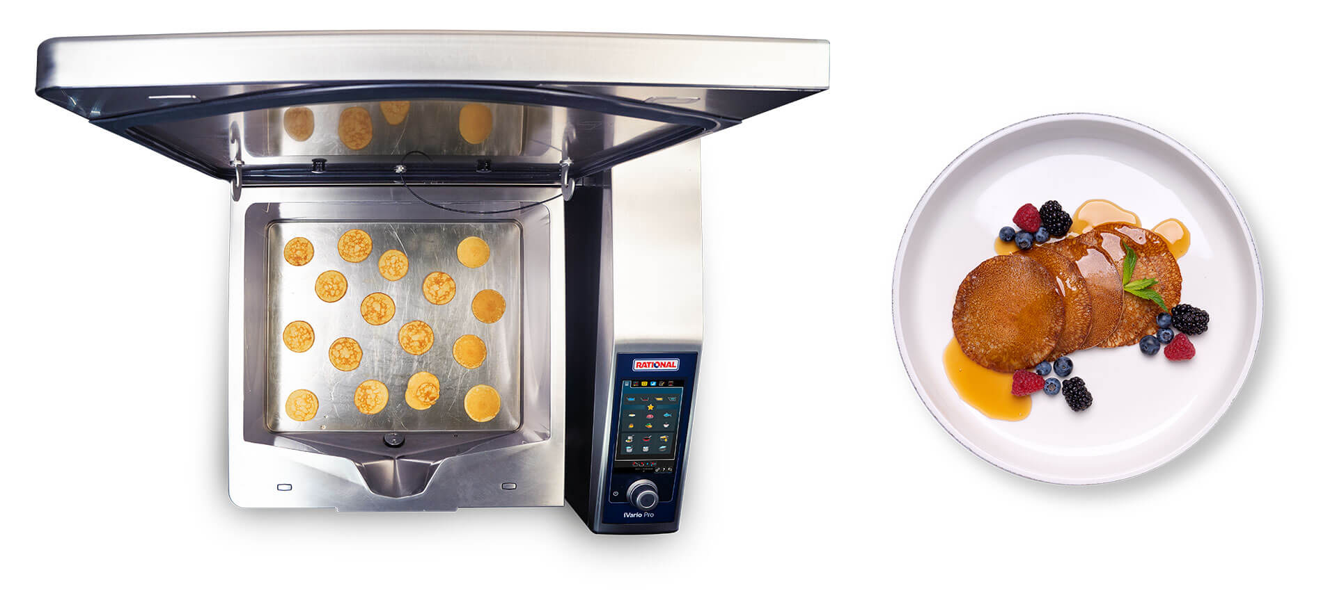 Un Rational iVario Pro L avec des crêpes cuites à l'intérieur et une assiette de crêpes avec des baies.