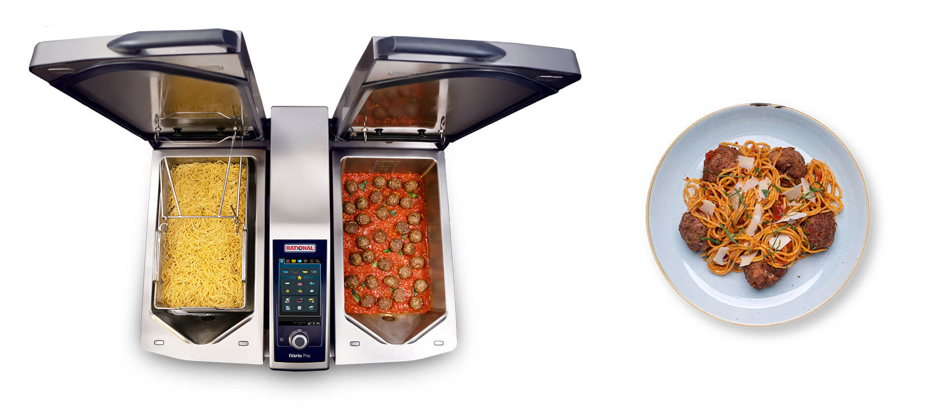 Un Rational iVario Pro avec un compartiment contenant des spaghettis cuits et un autre contenant des boulettes de viande à la sauce tomate, à côté d'une assiette de spaghettis et de boulettes de viande.