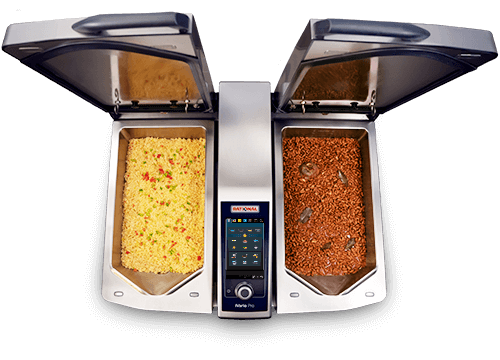Vista superior de un iVario Pro 2-S con un compartimento que contiene arroz amarillo y otro con frijoles negros.