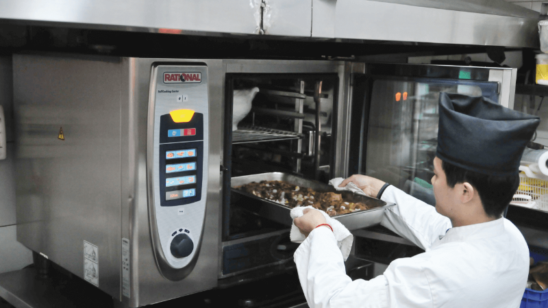 “每一份菜肴必须做到尽善尽美。使用SelfCookingCenter 膳酷盛 我们将食材进行完美地 烹饪，这对于我们这类高档餐厅是必须做到的。“