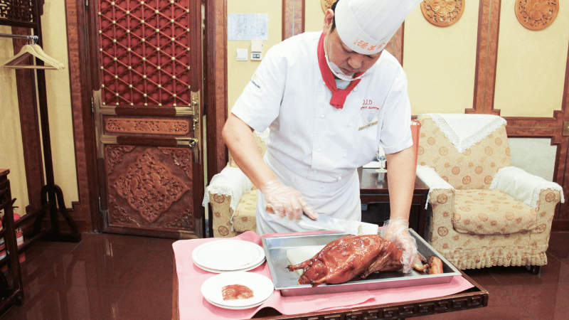 “每天10000只北京烤鸭：只有RATIONAL 莱欣诺<sup>®</sup> 的SelfCookingCenter 膳酷盛 才能提供这么大的产能。“