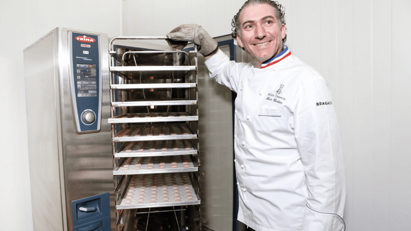 «Le SelfCookingCenter<sup>®</sup> de RATIONAL me garantit une régularité de cuisson primordiale à la préparation des macarons et autres biscuits.»