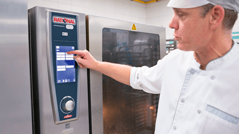 «Les SelfCookingCenter<sup>®</sup> de RATIONAL nous permettent de réaliser une variété de cuissons : Vapeur, rôtisserie, cuisson de nuit...»