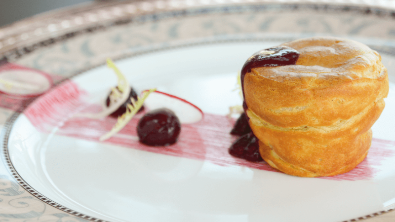 Ein Gourmet-Dessert mit Blätterteig gefüllt mit Fruchtsauce.