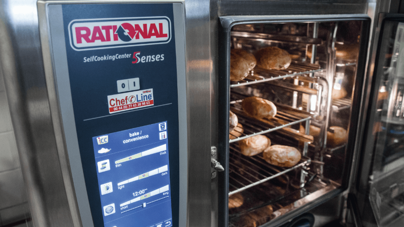 „Zákazníci se velmi rádi dívají na přípravu jídla v&nbsp;tak technicky vyspělém zařízení, jako je konvektomat SelfCookingCenter<sup>®</sup> společnosti RATIONAL. Díky systému samočištění je vždy zářivě čistý.“