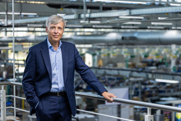 RATIONAL社のCEO、ペーター・シュターデルマン博士が社内の製造施設に立っている。