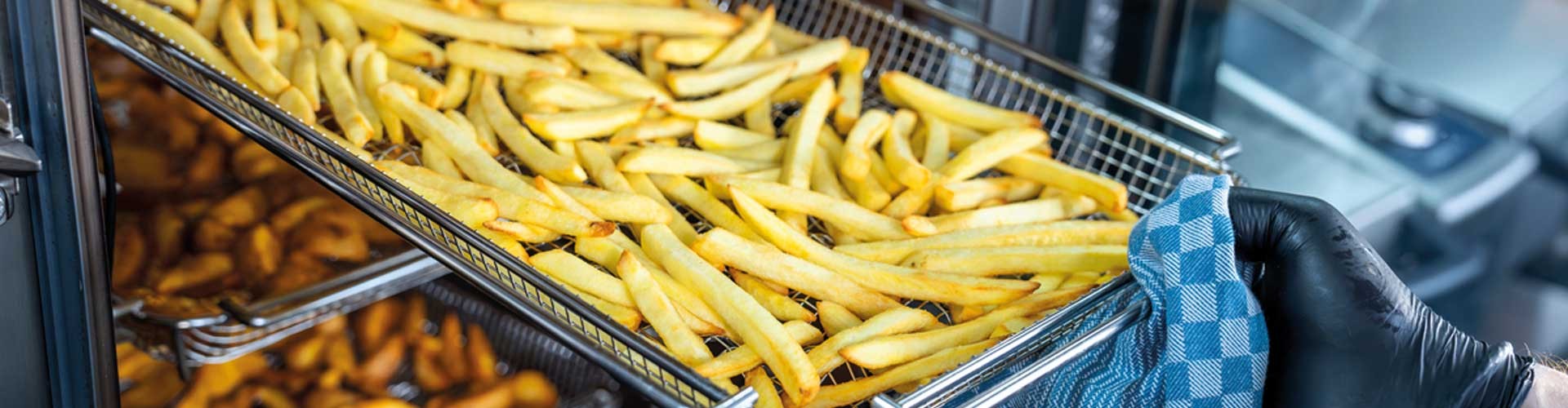 Teglia di patatine dorate estratta dal RATIONAL iCombi Pro forno professionale.