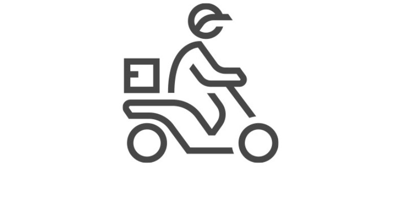 Un dibujo lineal simple de un repartidor en una scooter, llevando un paquete en una caja de entrega.