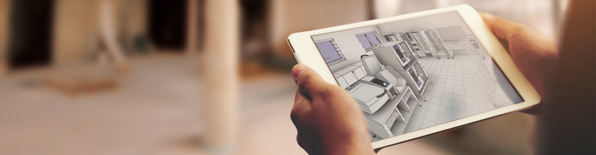 Persona sosteniendo una tablet que muestra un plan 3D de una cocina profesional.