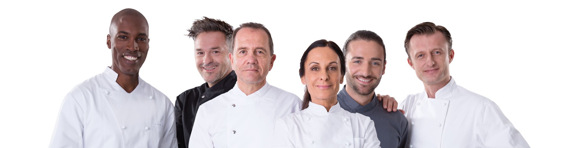 Retrato em grupo de cinco chefs com uniforme profissional sobre fundo branco.