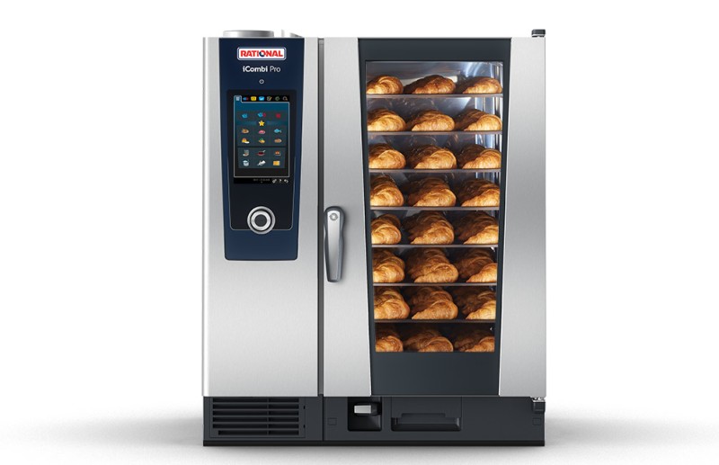 Forno combinato RATIONAL iCombi Pro carico di teglie con croissant appena sfornati.