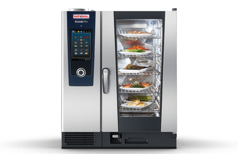 RATIONAL iCombi Pro Kombiugn tillagar upplagda rätter på flera nivåer.