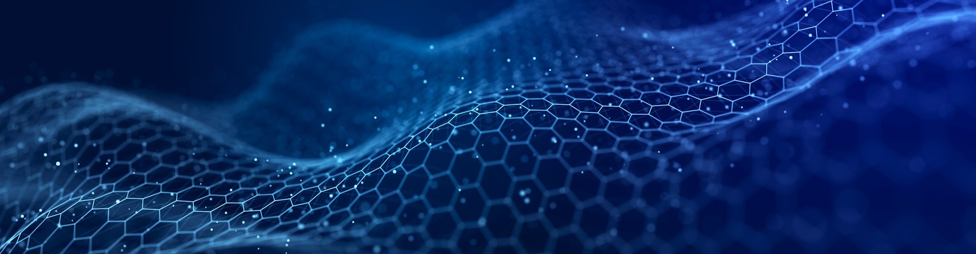 Abstrakte digitale Welle mit hexagonalem Netz und leuchtenden Partikeln auf dunklem blauen Hintergrund.