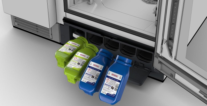 RATIONAL iHexagon installato con due cartucce di pulizia blu e due cartucce di cura verdi.